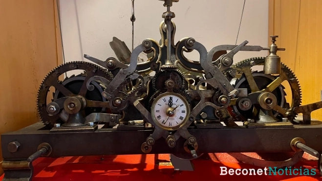 Detalle de la maquinaria original del reloj de Pedro Abad, una pieza de ingeniería de 1927 que se conserva en funcionamiento tras casi cien años de historia