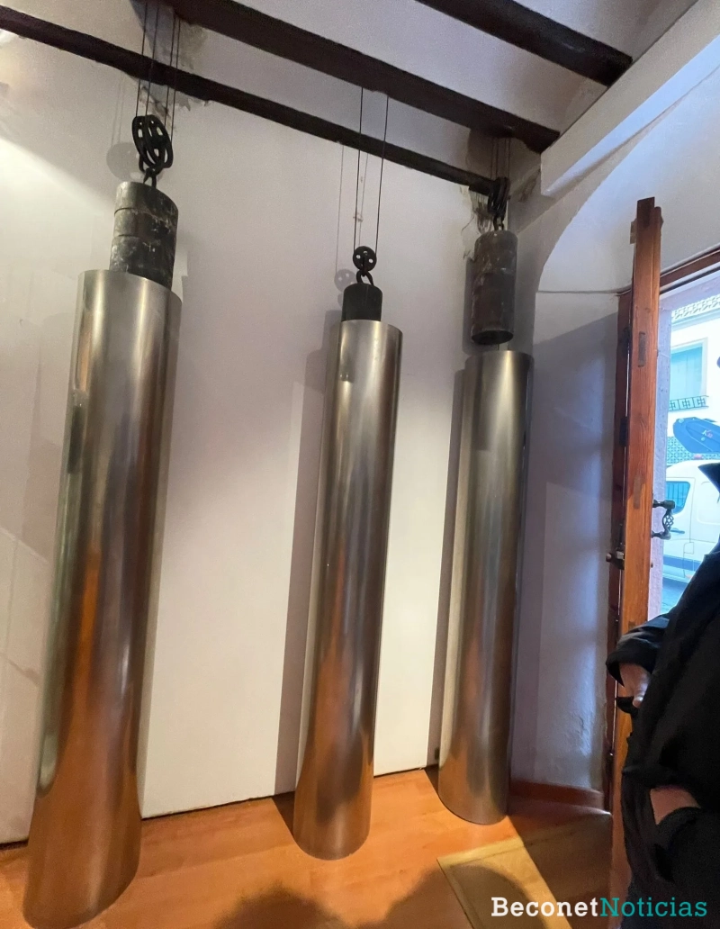 Detalle de las pesas cilíndricas del reloj monumental, conservadas como parte esencial de su mecanismo histórico