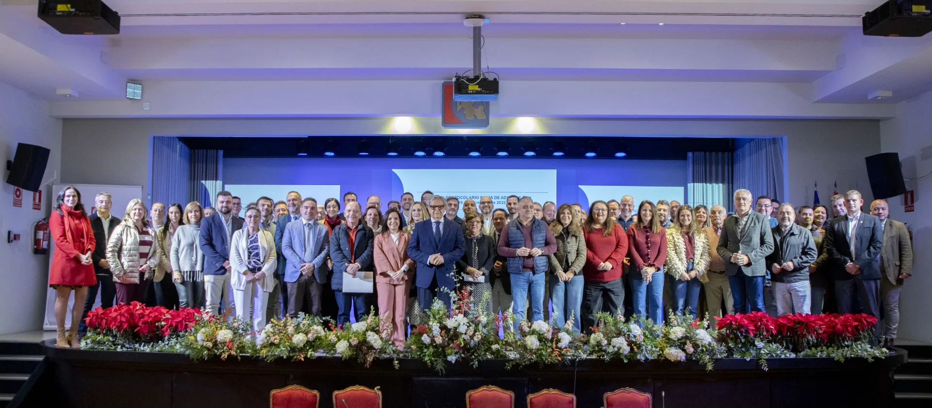 Firma de las adendas del Servicio de Ayuda a Domicilio 2026 con alcaldes y representantes provinciales. Foto: Diputación de Córdoba