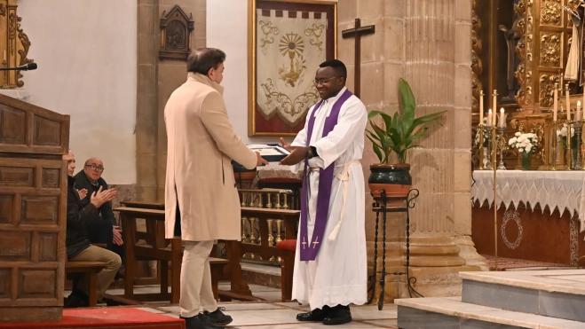 D. Jeremías Abumwami recibe un homenaje por su labor pastoral en Villa del Río