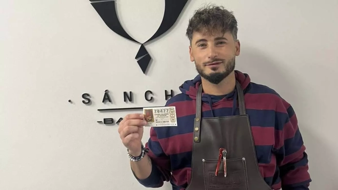 Jesús posa con el décimo premiado