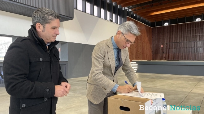 Juan Antonio Reyes y Andrés Lorite firman el acta de recepción de la Caseta Municipal de Pedro Abad, una infraestructura largamente demandada por la ciudadanía