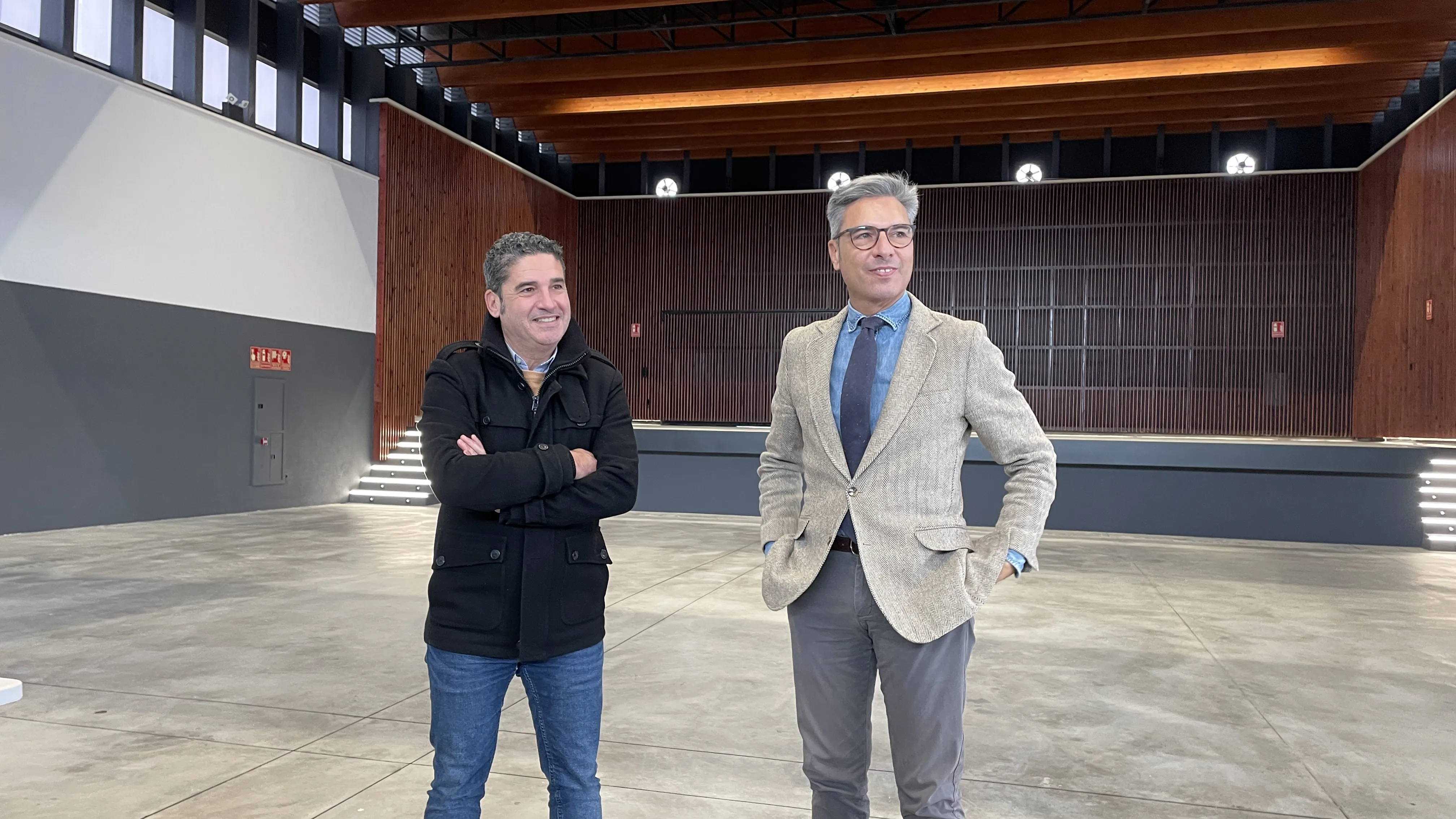El alcalde de Pedro Abad, Juan Antonio Reyes, y el vicepresidente de la Diputación de Córdoba, Andrés Lorite, durante el acto de recepción oficial de la nueva Caseta Municipal