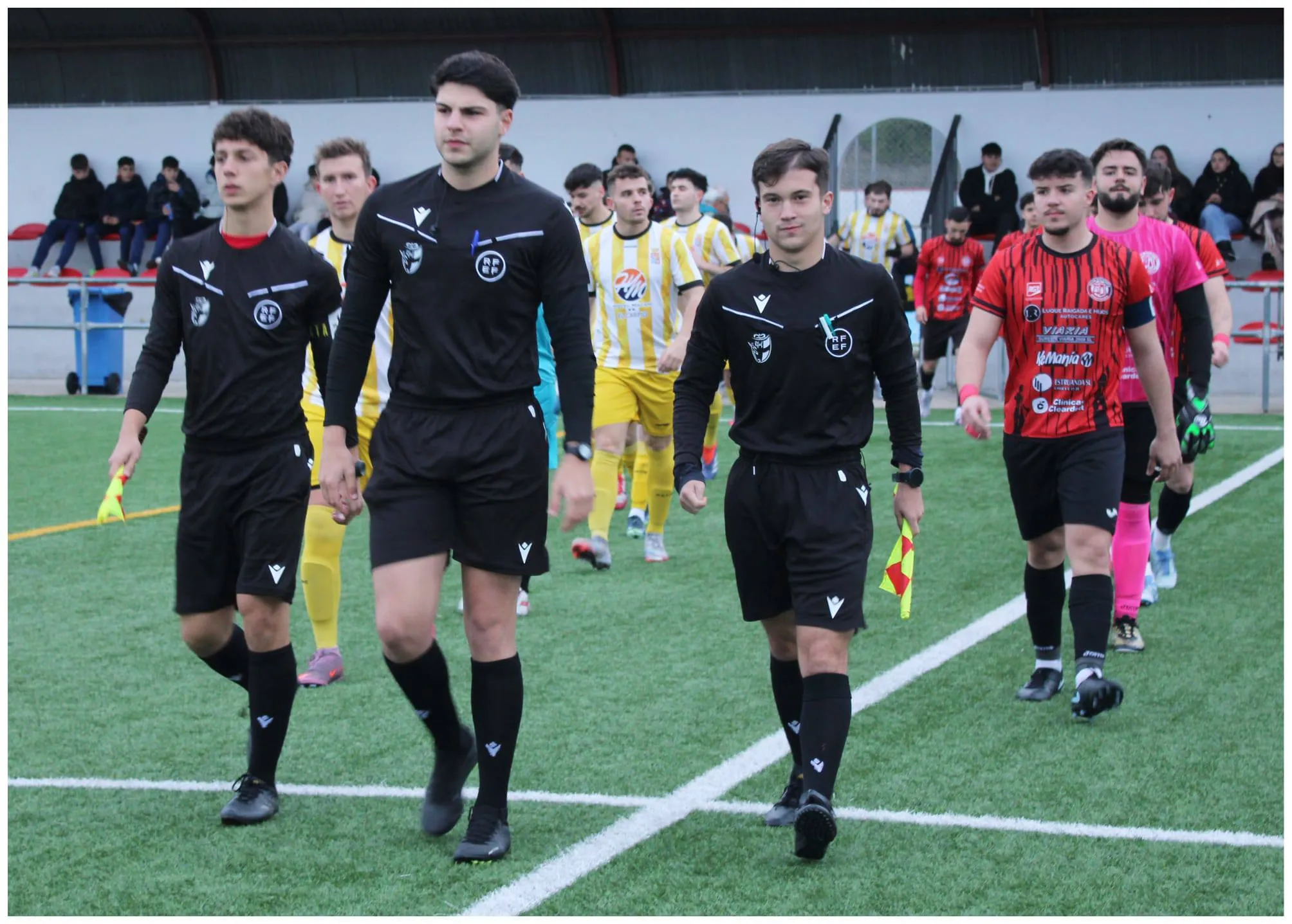Salida al campo de los equipos en el derbi Montoreño - El Carpio