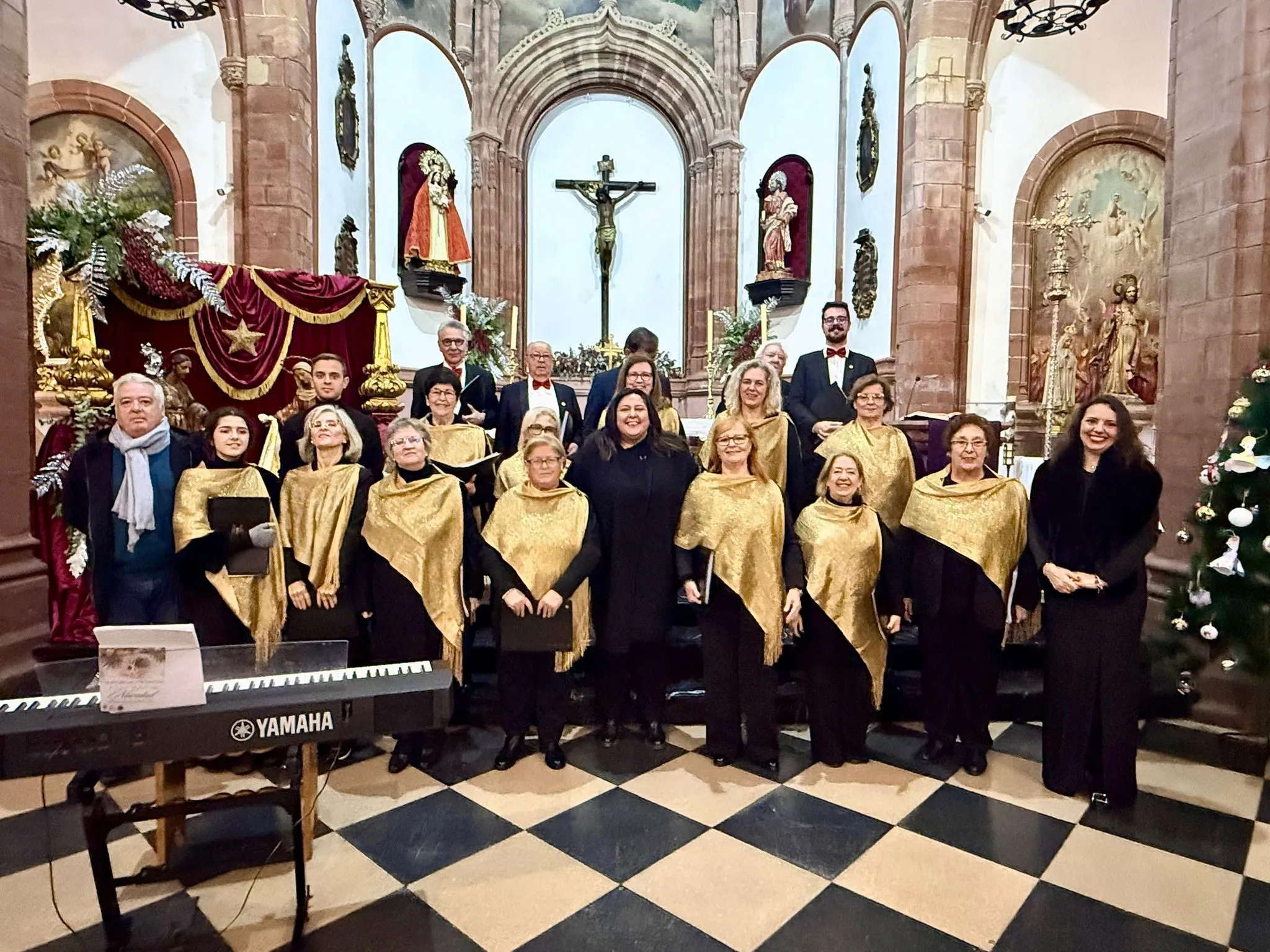 Coral Polifónica Montoreña tras la interpretación de villancicos en la iglesia de San Bartolomé.