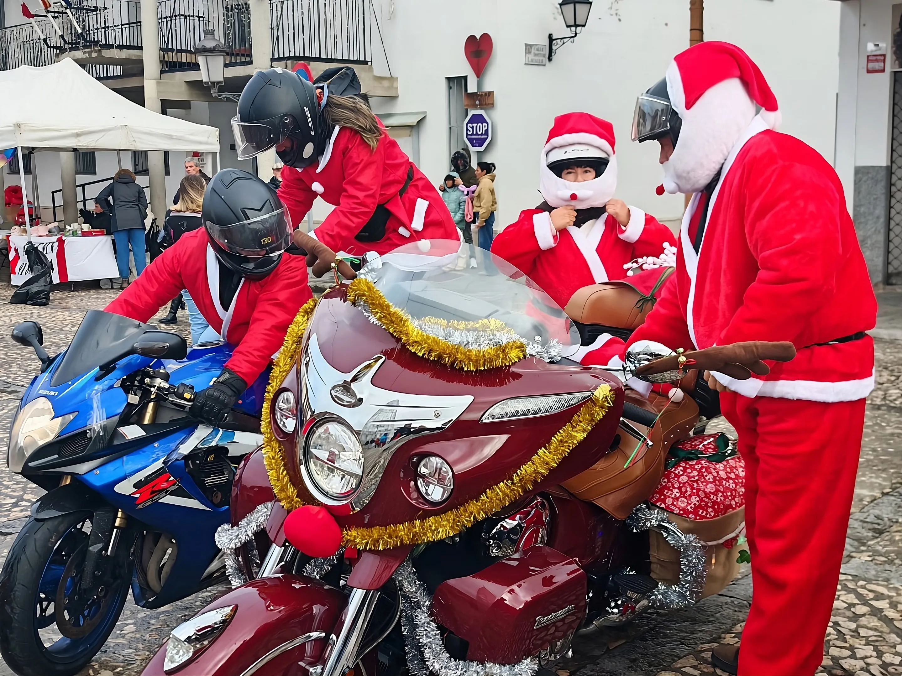 Motoristas disfrazados de Papá Noel recorren las calles de Lopera durante la V Papanoelada Motosolidaria, una iniciativa navideña a beneficio de Cáritas Parroquial.