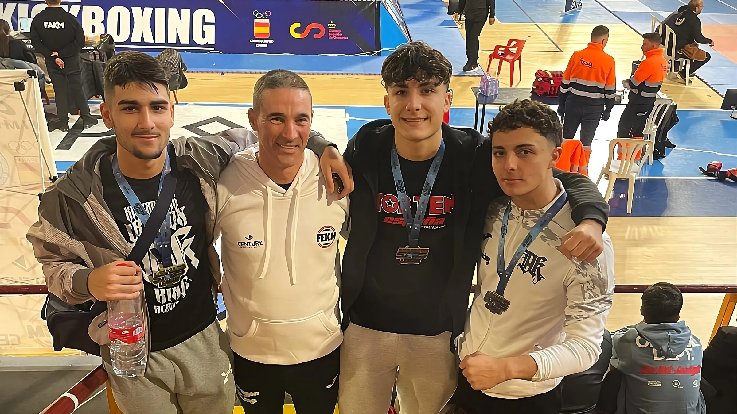 Deportistas de la academia Dragon King de Bujalance, tras lograr tres medallas en la última prueba de la Start League de Kickboxing Tatami