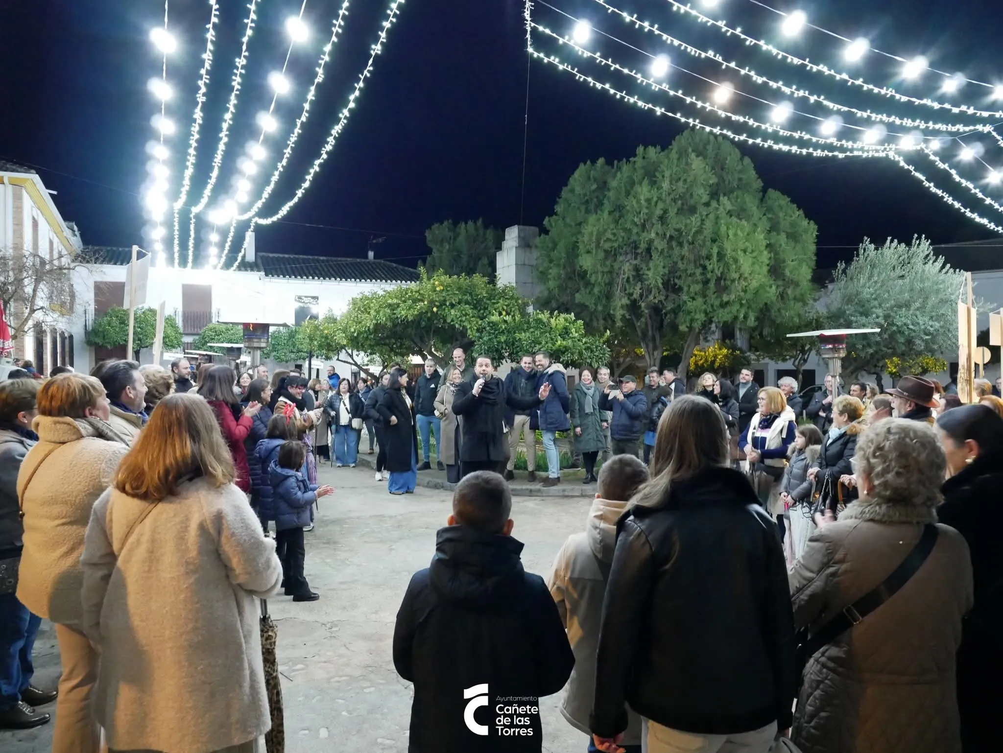 Momento de la inauguración del mercado navideño. Foto: Ayuntamiento de Cañete de las Torres