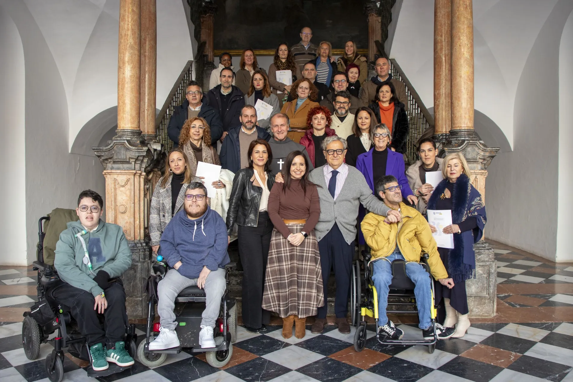 Representantes de los distintos colectivos sociales de la provincia, entre ellos la Asociación El Granaíllo de Villa del Río, durante la firma de los convenios de bienestar social con la Diputación de Córdoba.