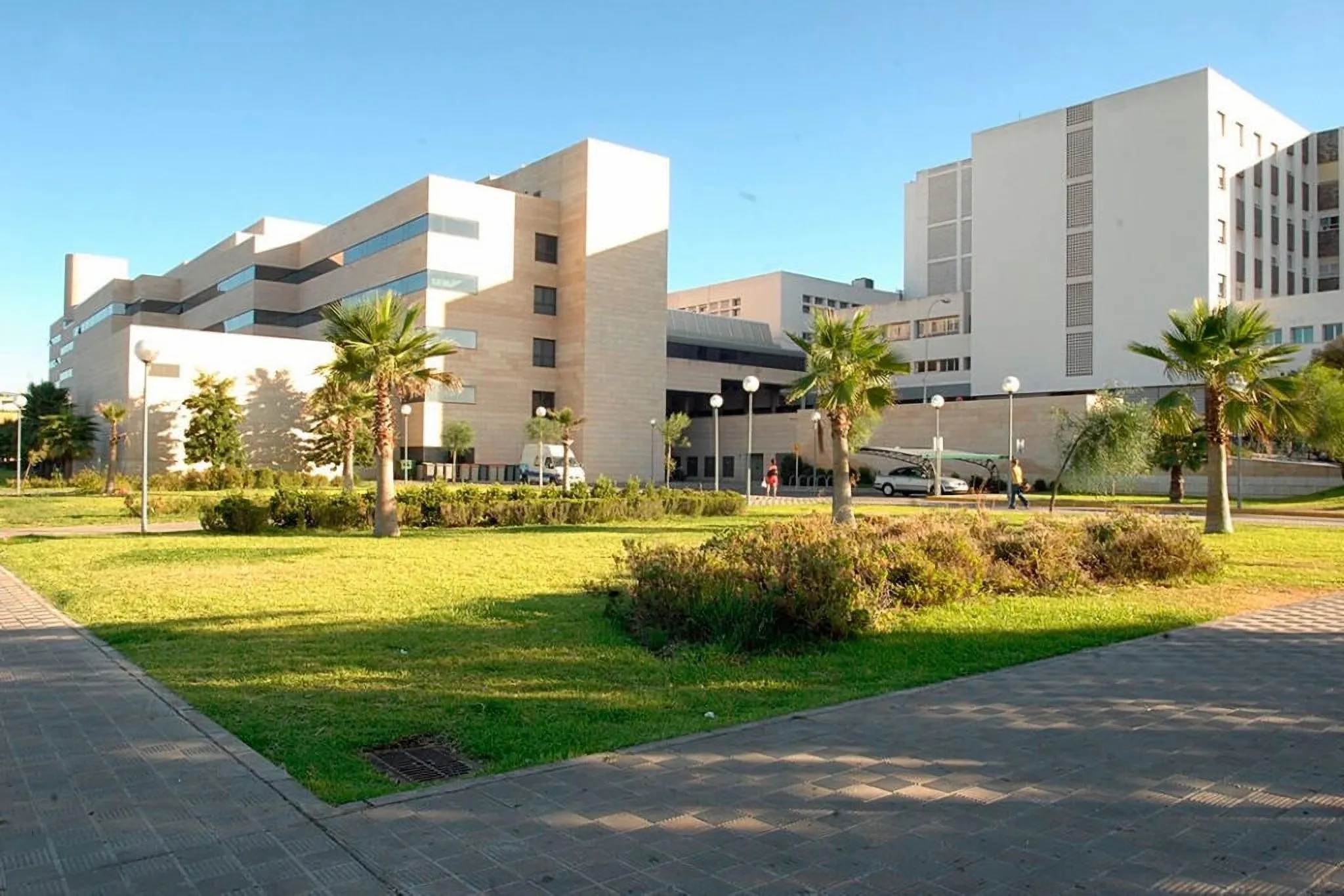 Fachada del Hospital Universitario Reina Sofía de Córdoba, centro sanitario de referencia para la comarca del Alto Guadalquivir y uno de los diez mejores hospitales de España según el IEH 2025
