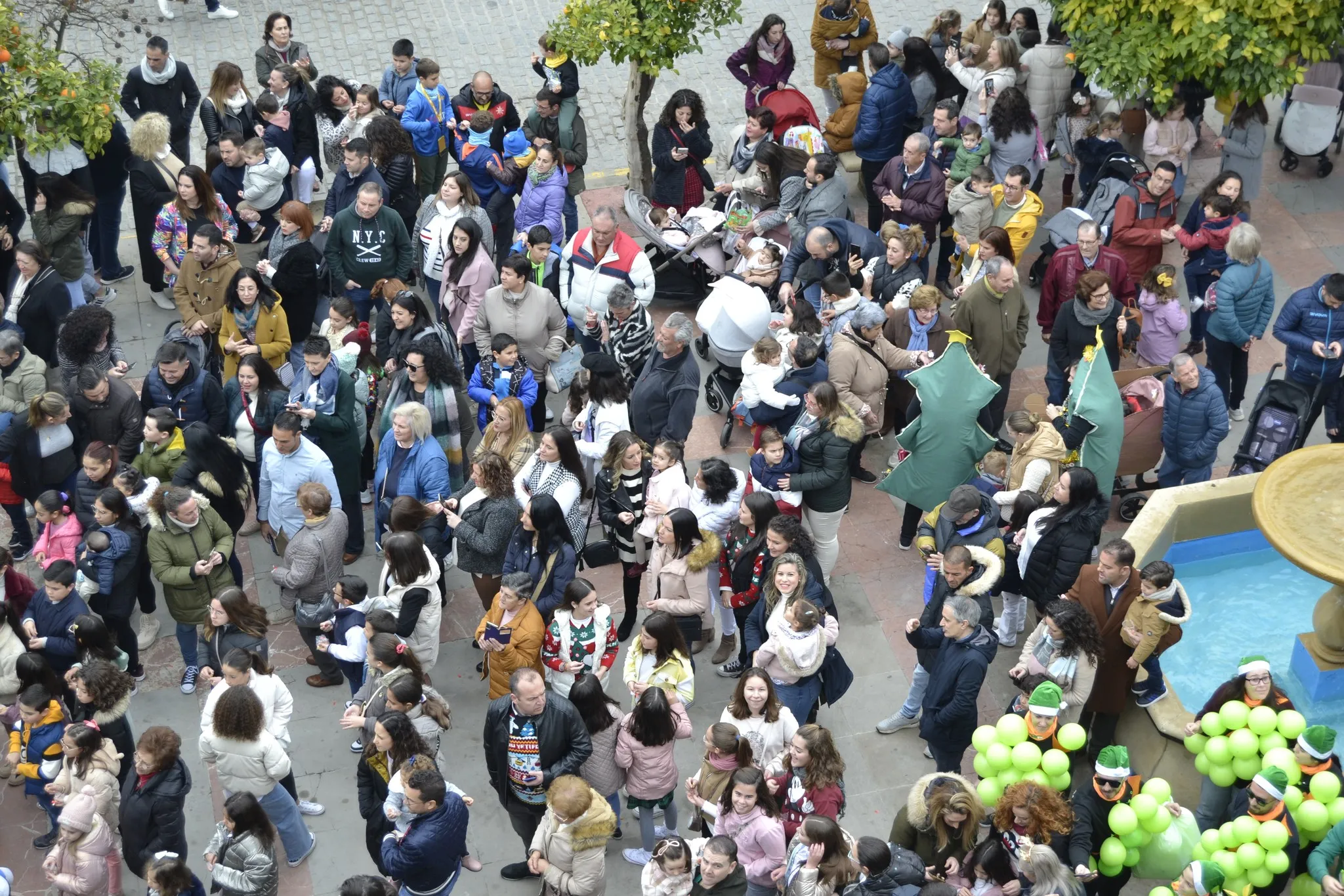 Decenas de niños y familiares durante unas campanadas infantiles en Villa del Río