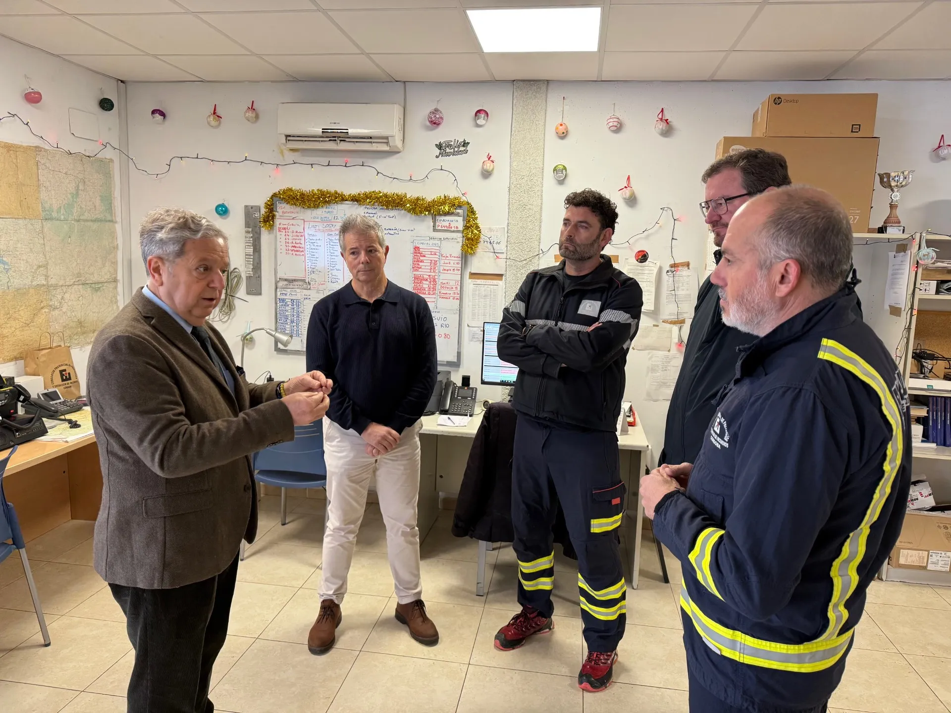 Salvador Fuentes, presidente de la Diputación de Córdoba, durante su visita al Parque de Bomberos de Montoro para agradecer la labor del Consorcio Provincial. Foto: Diputación de Córdoba