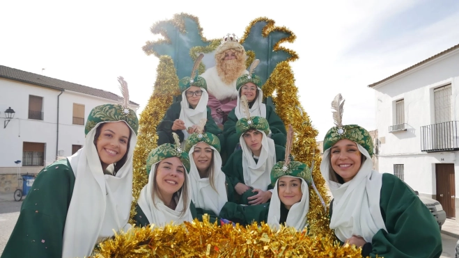 El rey Gaspar junto a sus pajes en Cañete de las Torres, en la cabalgata del año anterior El rey Gaspar junto a sus pajes en Cañete de las Torres, en la cabalgata del año anterior