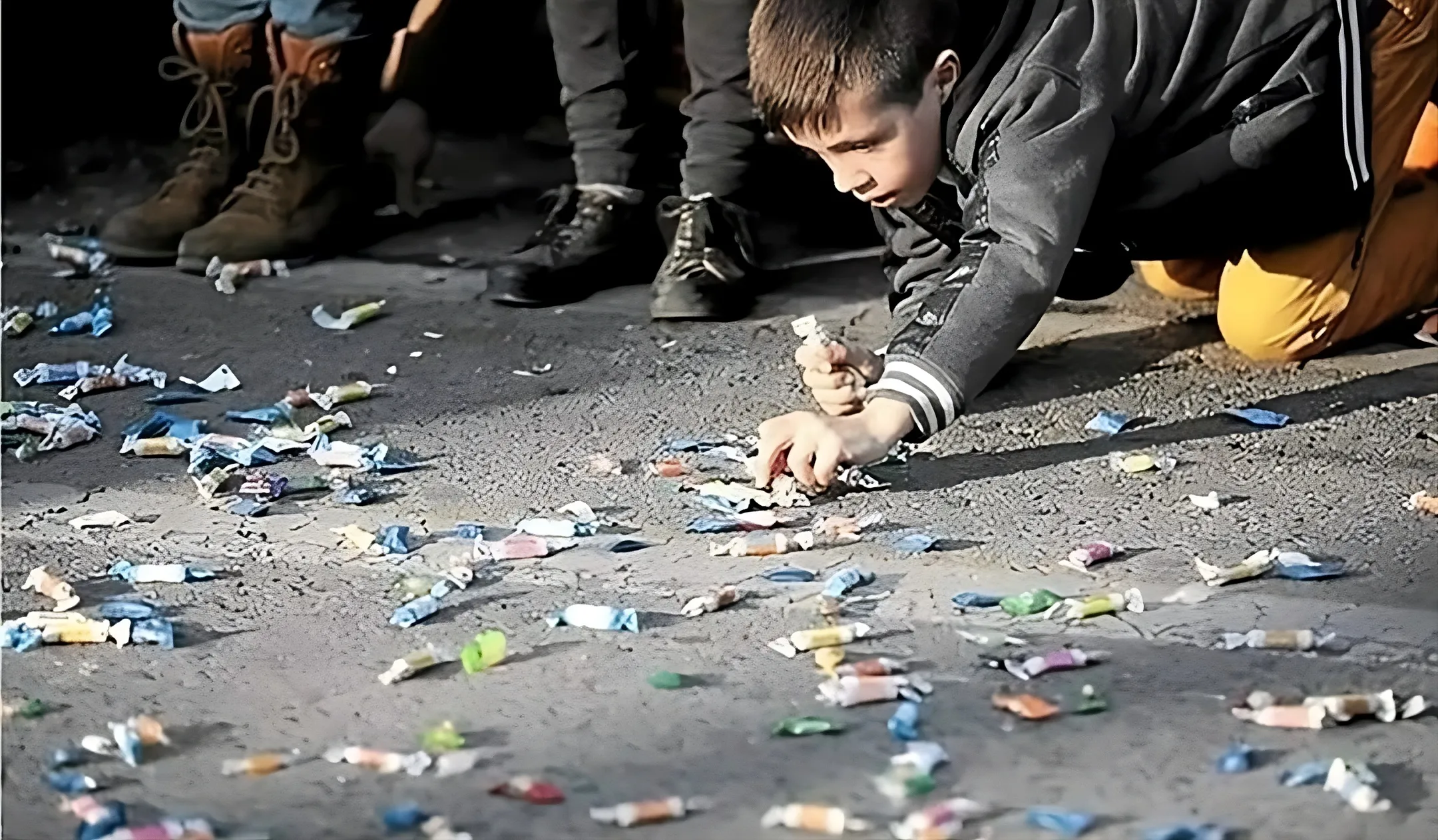 Un niño intentando coger caramelos de la cabalgata de reyes. Foto: Protección Civil