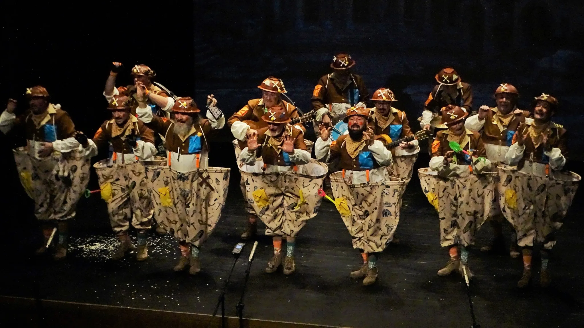 Una chirigota sobre el escenario en una edición anterior del Carnaval de Villa del Río