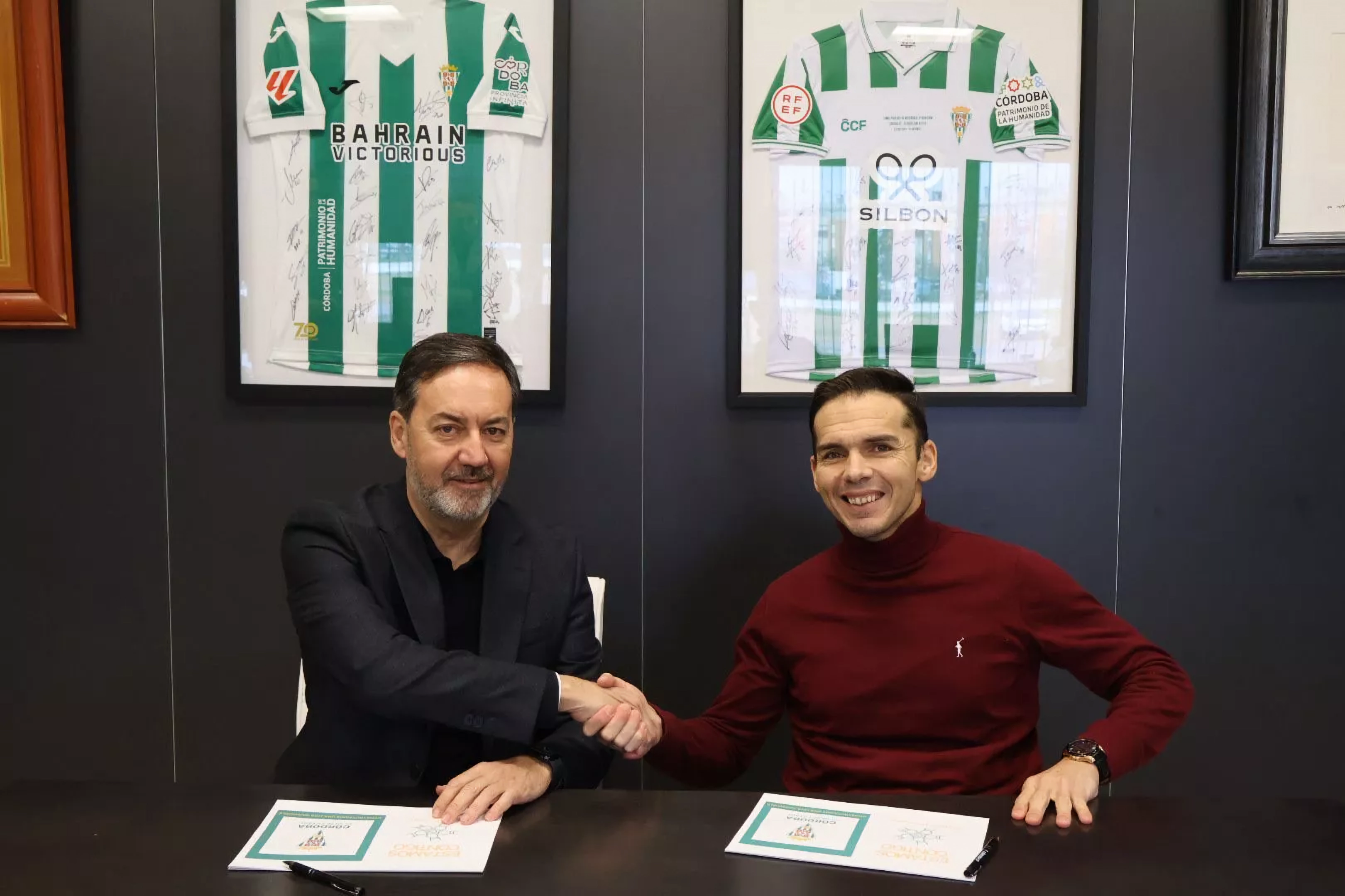 Firma del acuerdo entre Paco Salinas y el representante del club blanquiverde. Foto: Córdoba C.F.