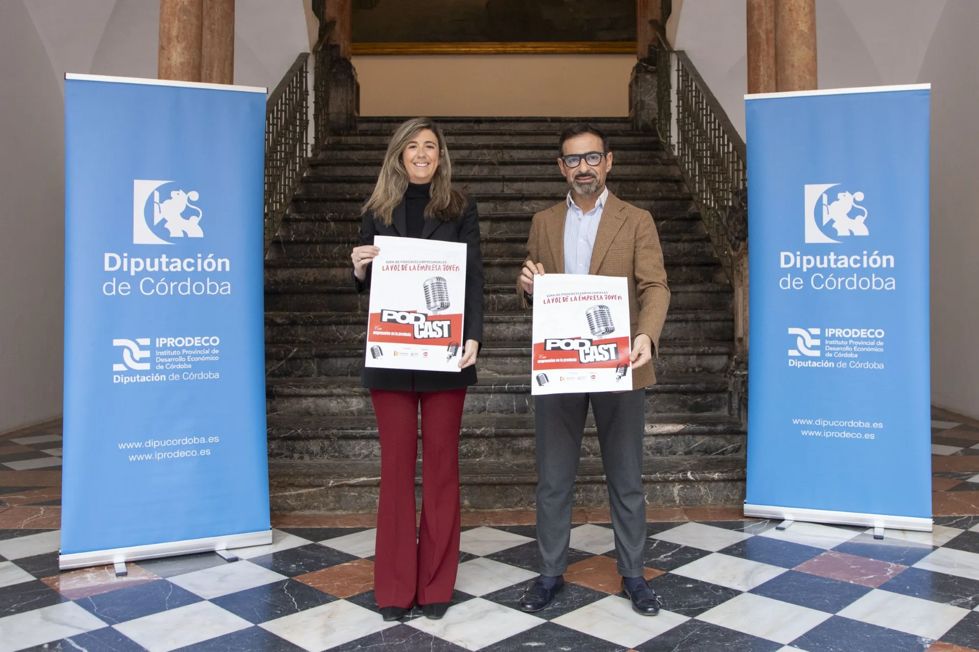 Félix Romero, delegado de Desarrollo Económico de la Diputación de Córdoba, junto a la representante de AJE, durante la presentación del programa de podcasts “La voz de la empresa joven”