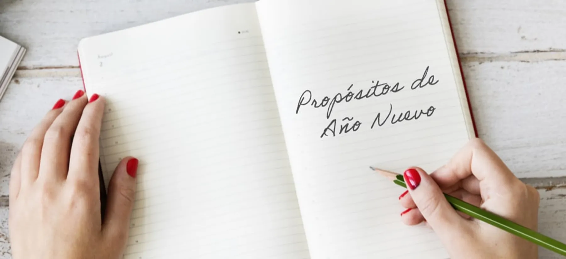 Escribir propósitos de Año Nuevo ayuda a planificar cambios personales, establecer metas concretas y aumentar la motivación para adoptar hábitos saludables y sostenibles a lo largo del año