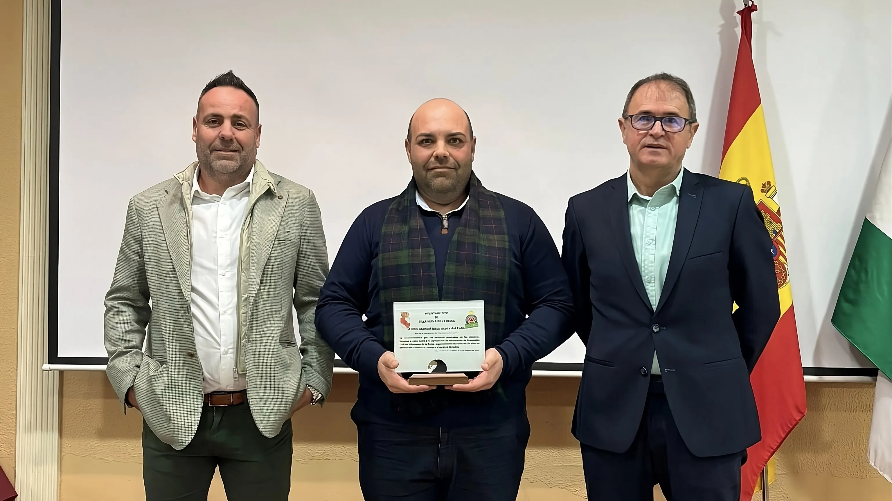 Acto de homenaje en Villanueva de la Reina al jefe de la Agrupación de Protección Civil de Lopera, Manuel Jesús Uceda, en reconocimiento a sus 20 años de servicio y colaboración comarcal.