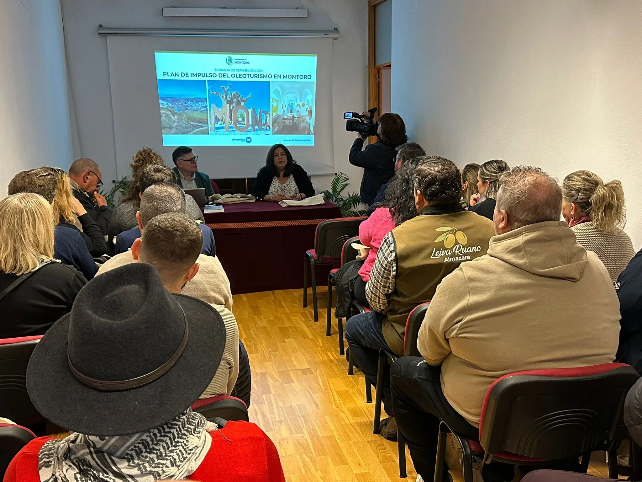 Jornada informativa del Plan de Oleoturismo en Montoro con la participación de agentes turísticos y olivareros.