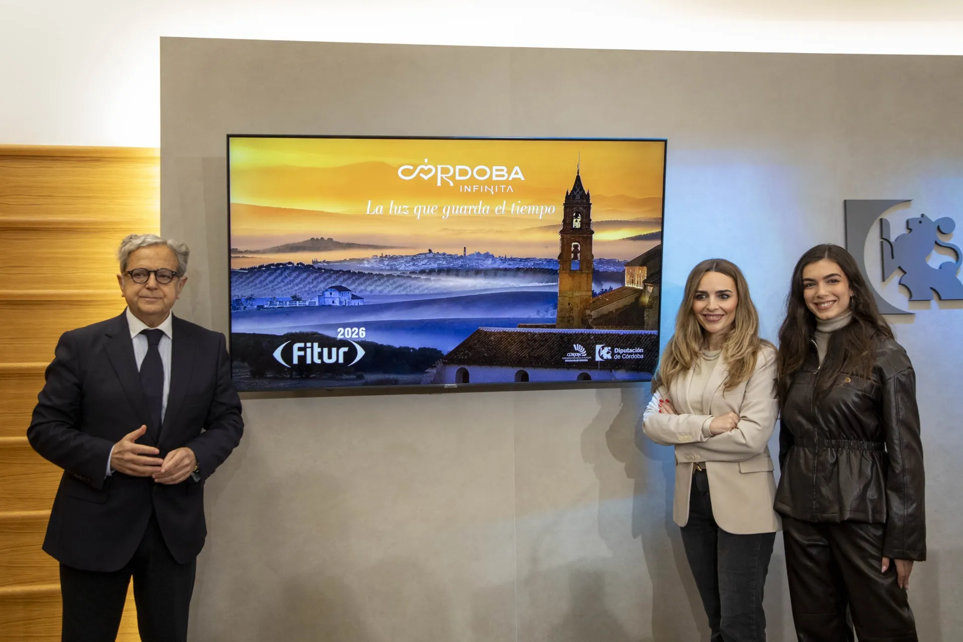 El presidente de la Diputación de Córdoba, Salvador Fuentes; la delegada provincial de Turismo, Narci Ruiz, y la actriz cordobesa Alejandra Hinojosa, durante la presentación de la estrategia turística de la provincia para FITUR 2026. Foto: Diputación de Córdoba