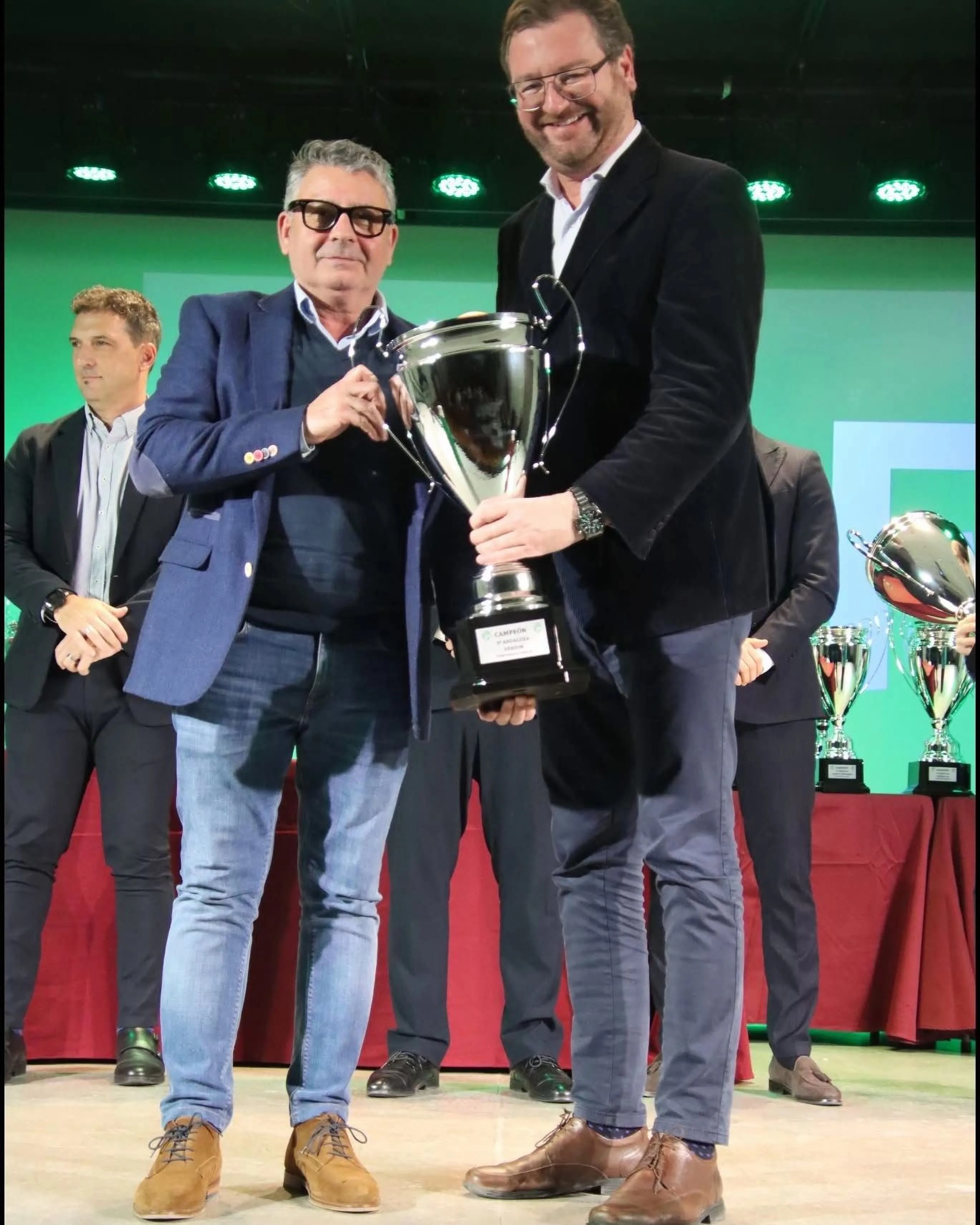 El presidente del Atlético Perabeño, Fernando Cerezo Ruiz, con el trofeo junto al delegado de deportes de la Diputación de Córdoba, Antonio Martín
