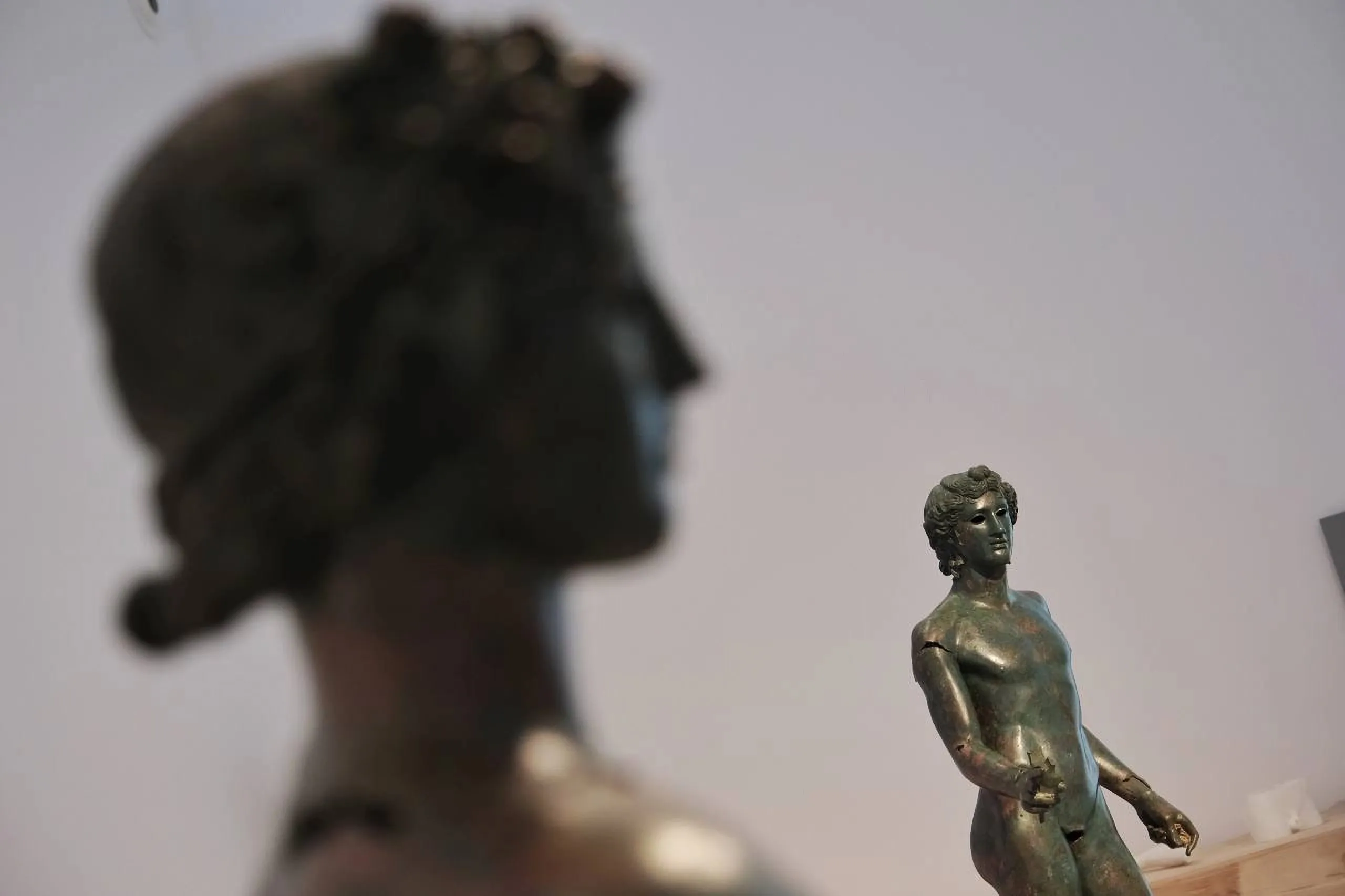 Los Efebos de Pedro Abad, protagonistas en el Museo del Louvre de París