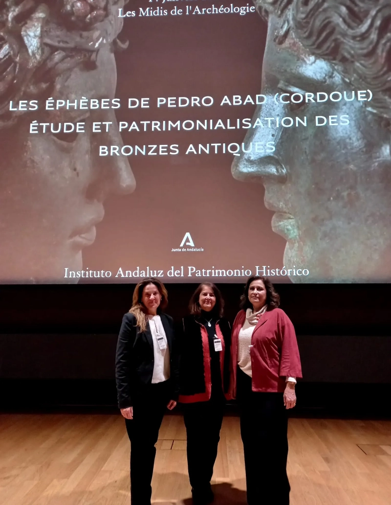 Las investigadoras del IAPH Constanza Rodríguez Segovia, Reyes Ojeda Calvo y Auxiliadora Gómez Morón durante la conferencia en el Musée du Louvre sobre los Efebos de Pedro Abad, presentando el proyecto de conservación de estas estatuas romanas