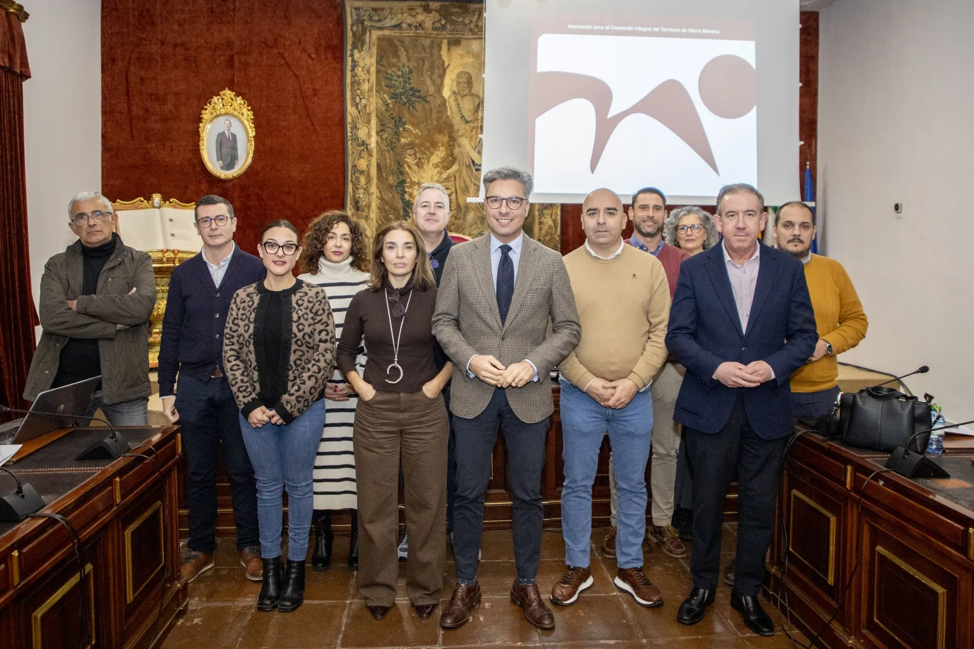 Andrés Lorite, delegado de Infraestructuras, Sostenibilidad y Agricultura de la Diputación de Córdoba, junto a varios alcaldes de los municipios de Sierra Morena, durante la celebración del 20º aniversario de ADIT-Sierra Morena en el Palacio de la Merced
