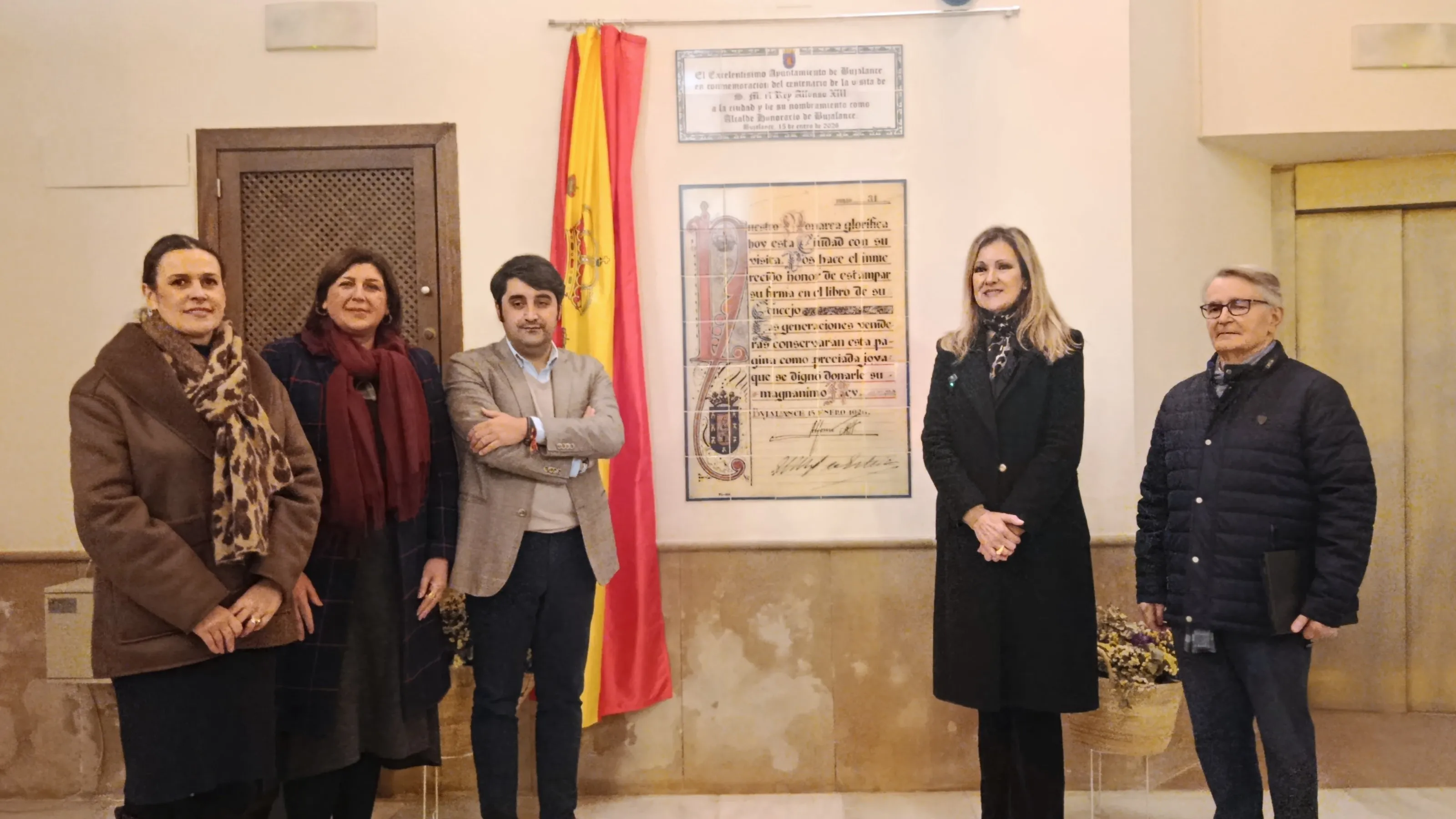 Momento del descubrimiento de la placa conmemorativa del centenario de la visita del rey Alfonso XIII en el Ayuntamiento de Bujalance.