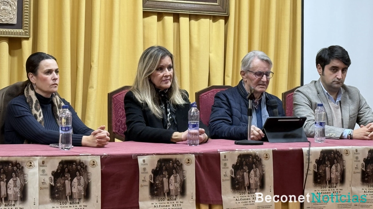 El cronista oficial de Bujalance, Francisco Martínez Mejías, durante la conferencia ofrecida en el salón de actos de SAFA con motivo del centenario de la visita del rey Alfonso XIII a la ciudad, junto a autoridades municipales El cronista oficial de Bujalance, Francisco Martínez Mejías, durante la conferencia ofrecida en el salón de actos de SAFA con motivo del centenario de la visita del rey Alfonso XIII a la ciudad, junto a autoridades municipales