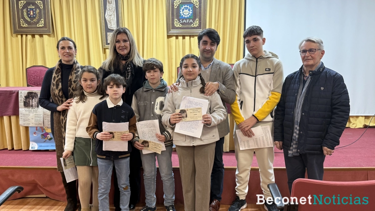 Los alumnos premiados en el concurso escolar “100 años: Una carta al Rey”, junto a representantes municipales, tras el acto celebrado en el centro SAFA con motivo del centenario de la visita de Alfonso XIII a Bujalance Los alumnos premiados en el concurso escolar “100 años: Una carta al Rey”, junto a representantes municipales, tras el acto celebrado en el centro SAFA con motivo del centenario de la visita de Alfonso XIII a Bujalance
