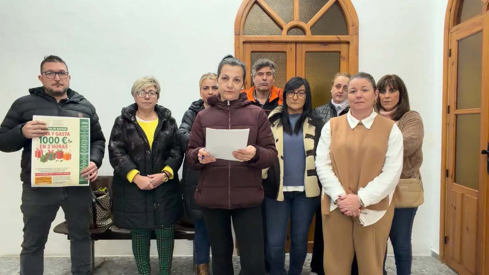 Representantes de la Asociación de Comerciantes La Estrella de Villa del Río explican el procedimiento del sorteo de la campaña de Navidad