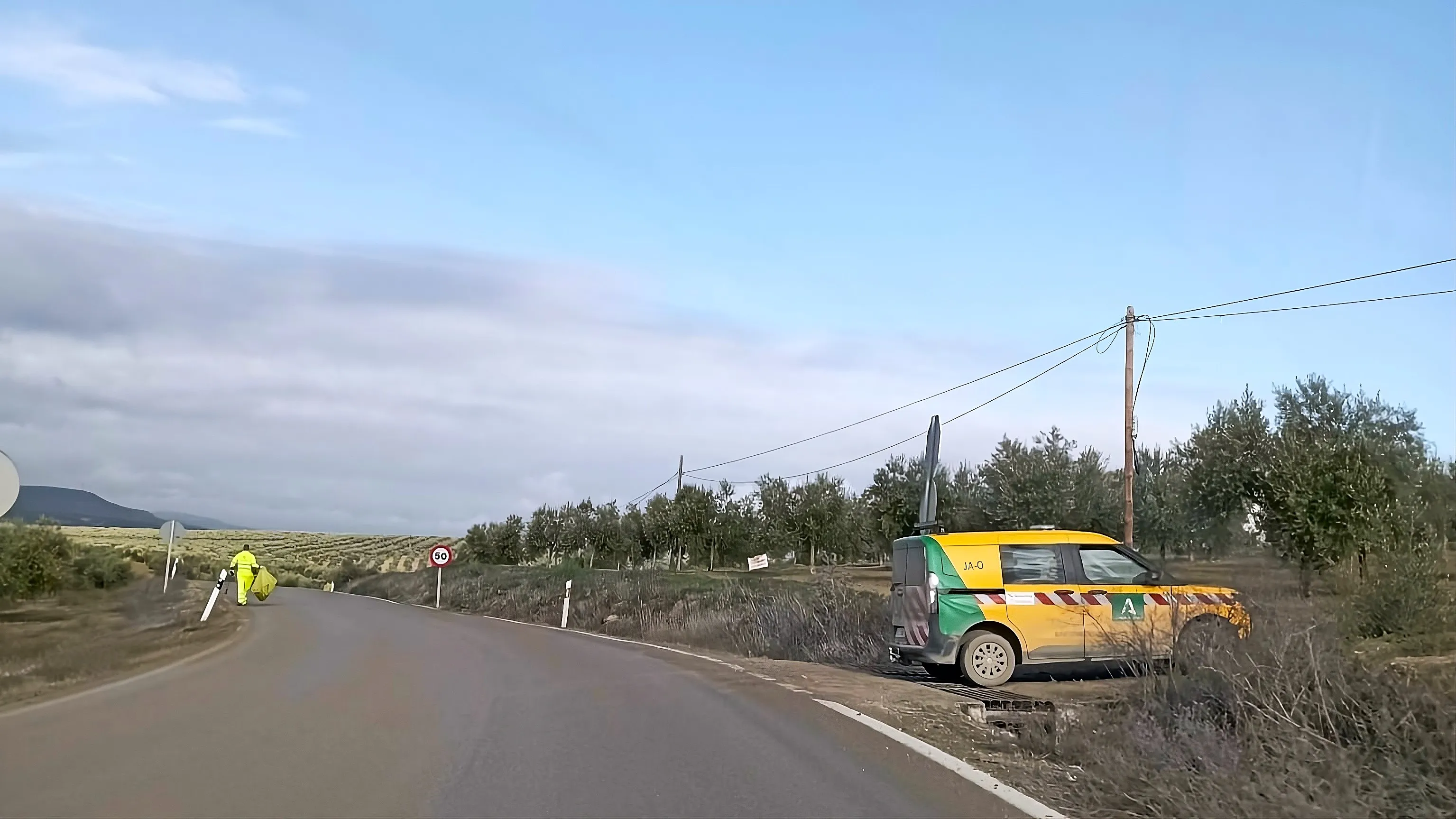 Operarios en acción en la A-6175, eliminando plásticos y latas acumulados a lo largo de la carretera