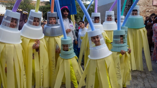 Grupo de personas disfrazadas en el Pasacalles de El Carpio. Foto: Asociación Carnavalesca José Herrera “Pepito”