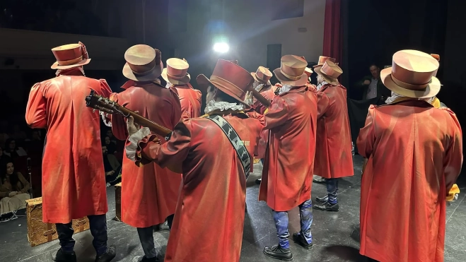 Chirigota en el concurso de agrupaciones carnavalescas. Foto: Asociación Carnavalesca José Herrera “Pepito”