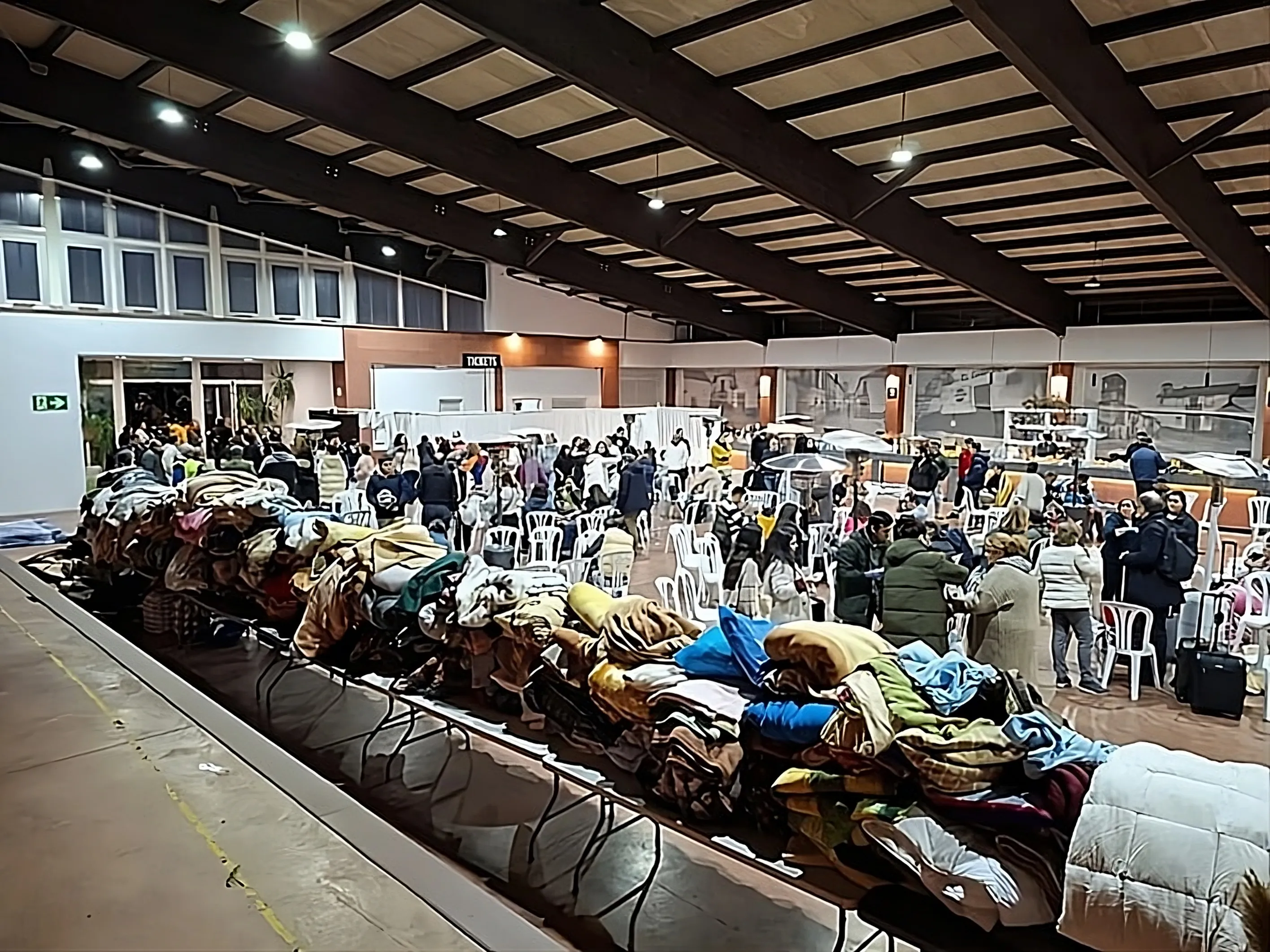 Caseta municipal de Adamuz donde está desplegado el operativo de emergencia