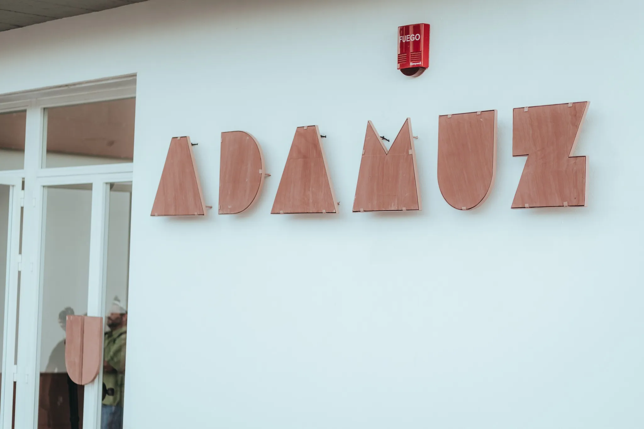 Fachada de la Caseta Municipal de Adamuz, donde se ha organizado el operativo de emergencias