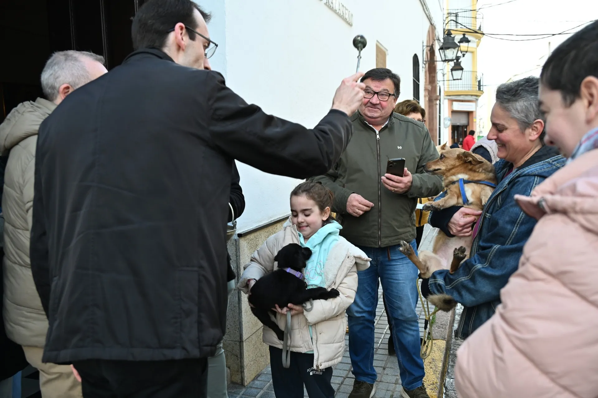 Vecinos y vecinas celebran la tradición de San Antón con la bendición de sus animales en Villa del Río