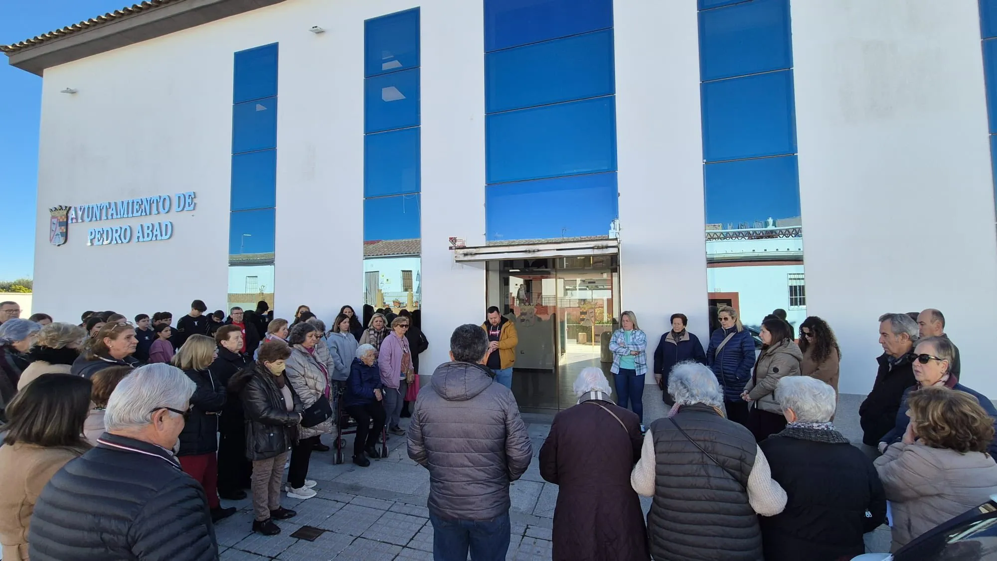 Multitudinario minuto de silencio a las puertas del Ayuntamiento de Pedro Abad