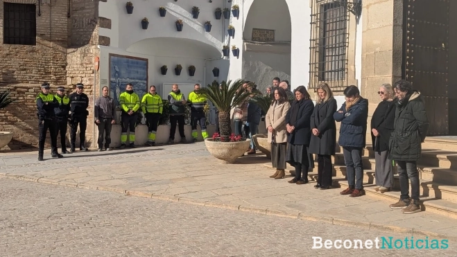 En Bujalance, autoridades y vecinos se sumaron al homenaje a las víctimas en Adamuz