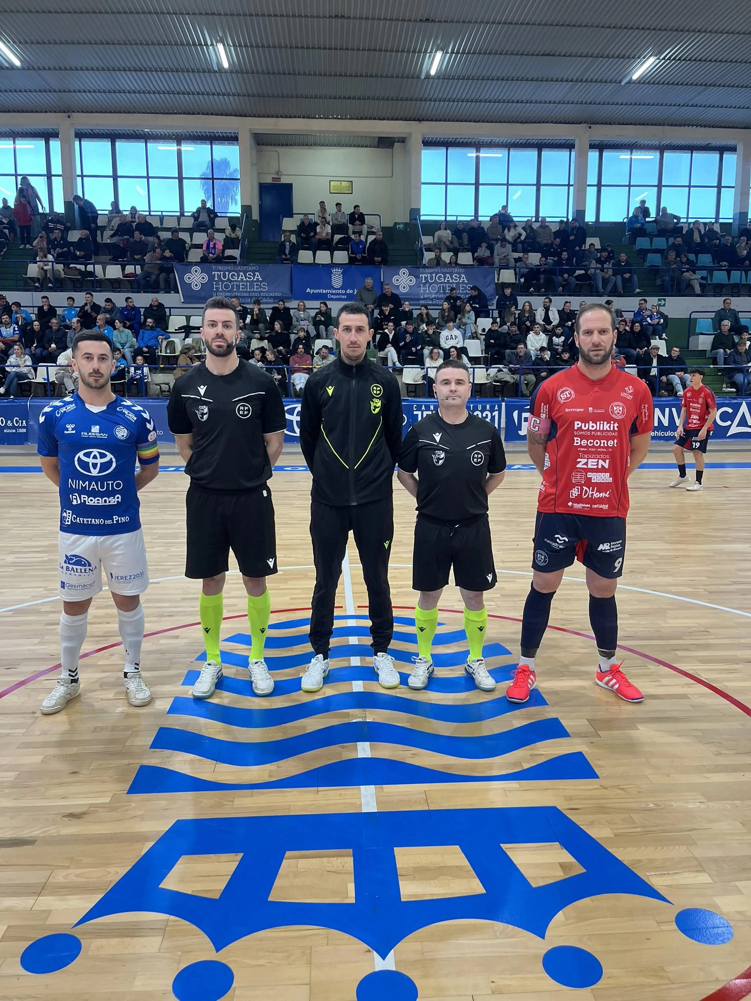Los capitanes del Xerez Futsal y el Beconet Bujalance posan con los árbitros antes del inicio del partido Los capitanes del Xerez Futsal y el Beconet Bujalance posan con los árbitros antes del inicio del partido