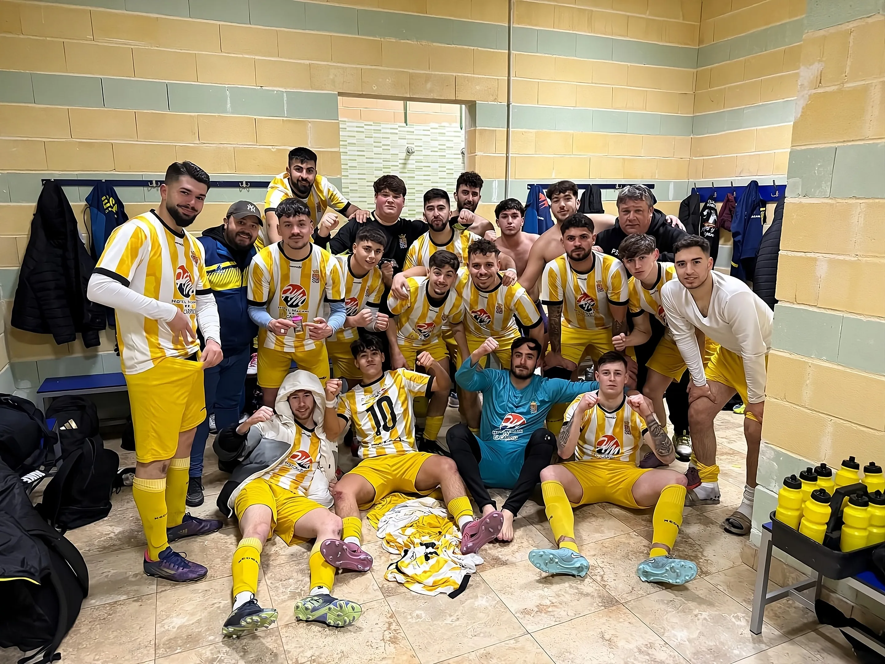 Celebración de El Carpio C.F. tras su triunfo en Alcaracejos Celebración de El Carpio C.F. tras su triunfo en Alcaracejos