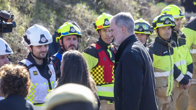 Los Reyes Felipe VI y Letizia saludan a los servicios de emergencia. Foto: Diputación de Córdoba Los Reyes Felipe VI y Letizia saludan a los servicios de emergencia. Foto: Diputación de Córdoba