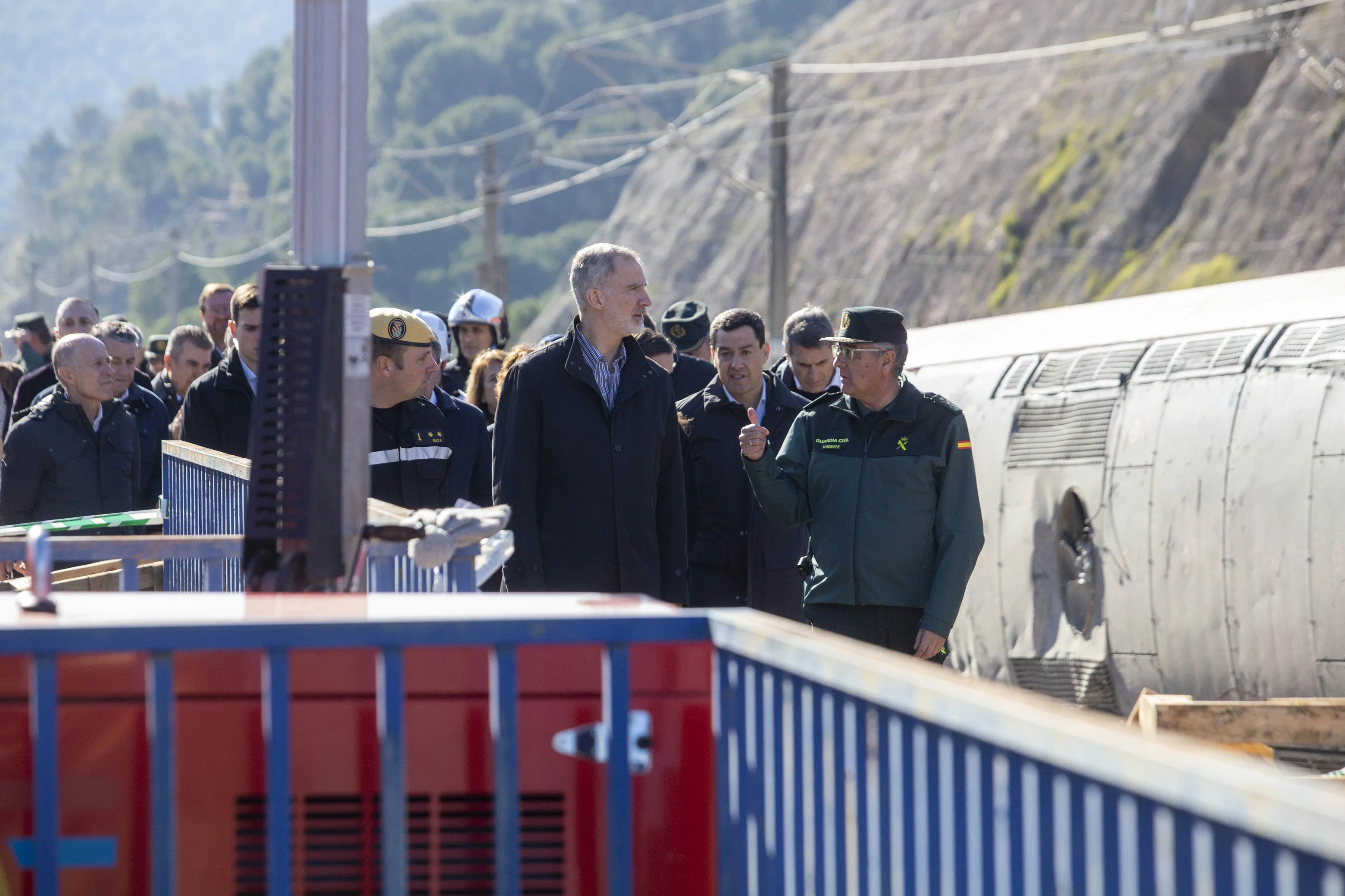Los Reyes Felipe VI y Letizia durante la visita a la 'zona 0' del accidente ferroviario en Adamuz. Foto: Diputación de Córdoba