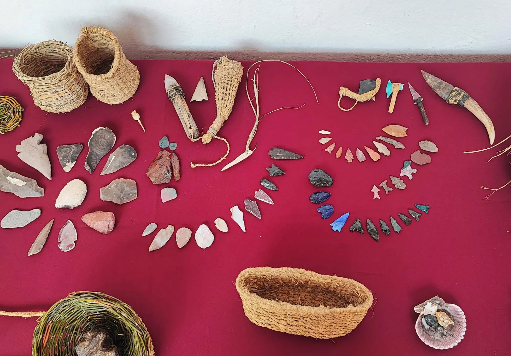 Juan Relaño recupera en su obra técnicas de artesanía y utilería histórica que se remontan desde la Prehistoria hasta tiempos recientes, reivindicando el saber ancestral ligado al territorio y a la naturaleza