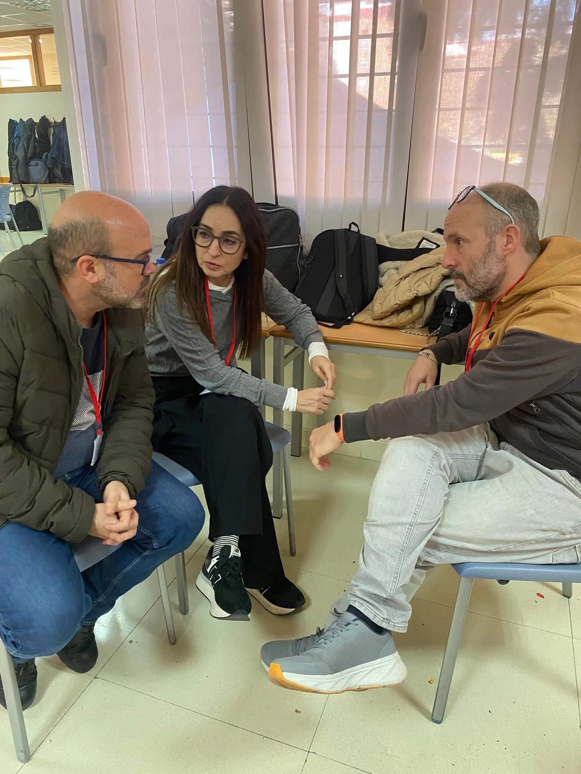 Psicólogos del Instituto Provincial de Bienestar Social y de entidades colaboradoras atienden a familiares de las víctimas del accidente ferroviario de Adamuz durante las labores de acompañamiento y apoyo emocional.