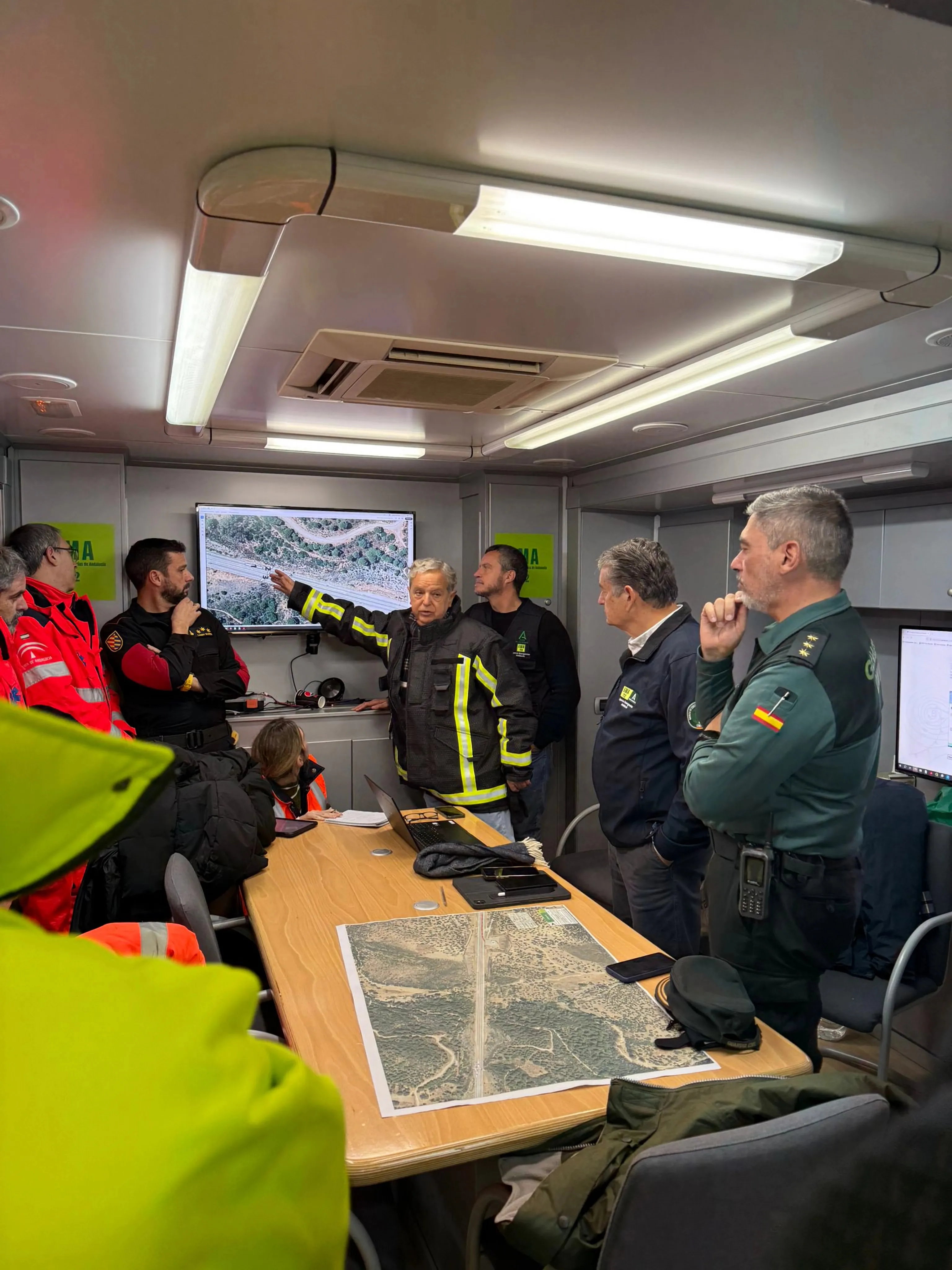 El presidente de la Diputación de Córdoba, Salvador Fuentes, durante la reunión de coordinación del operativo de rescate en Adamuz. Foto: Diputación de Córdoba