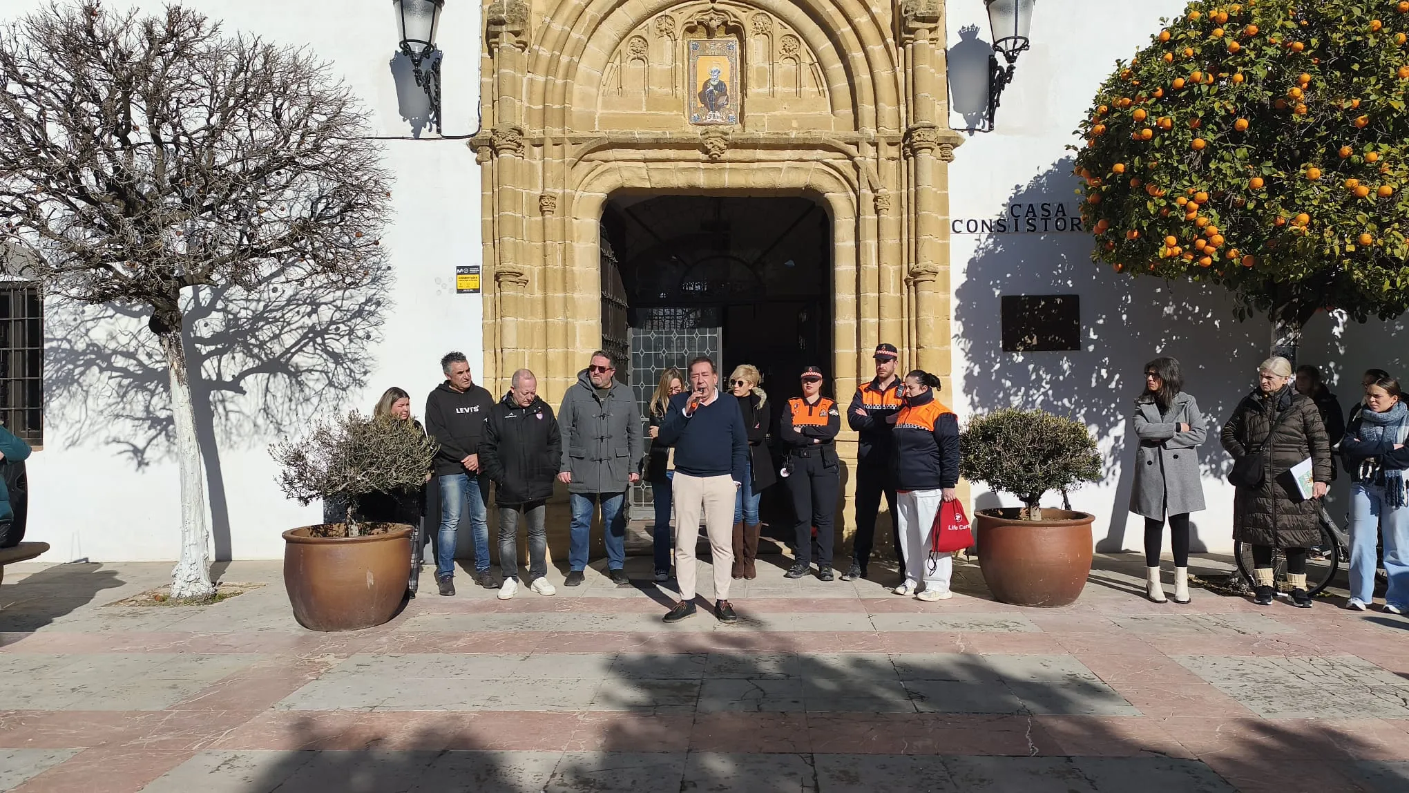 Miembros de Protección Civil de Villa del Río, junto a autoridades municipales, durante el minuto de silencio en honor a las víctimas del accidente de Adamuz