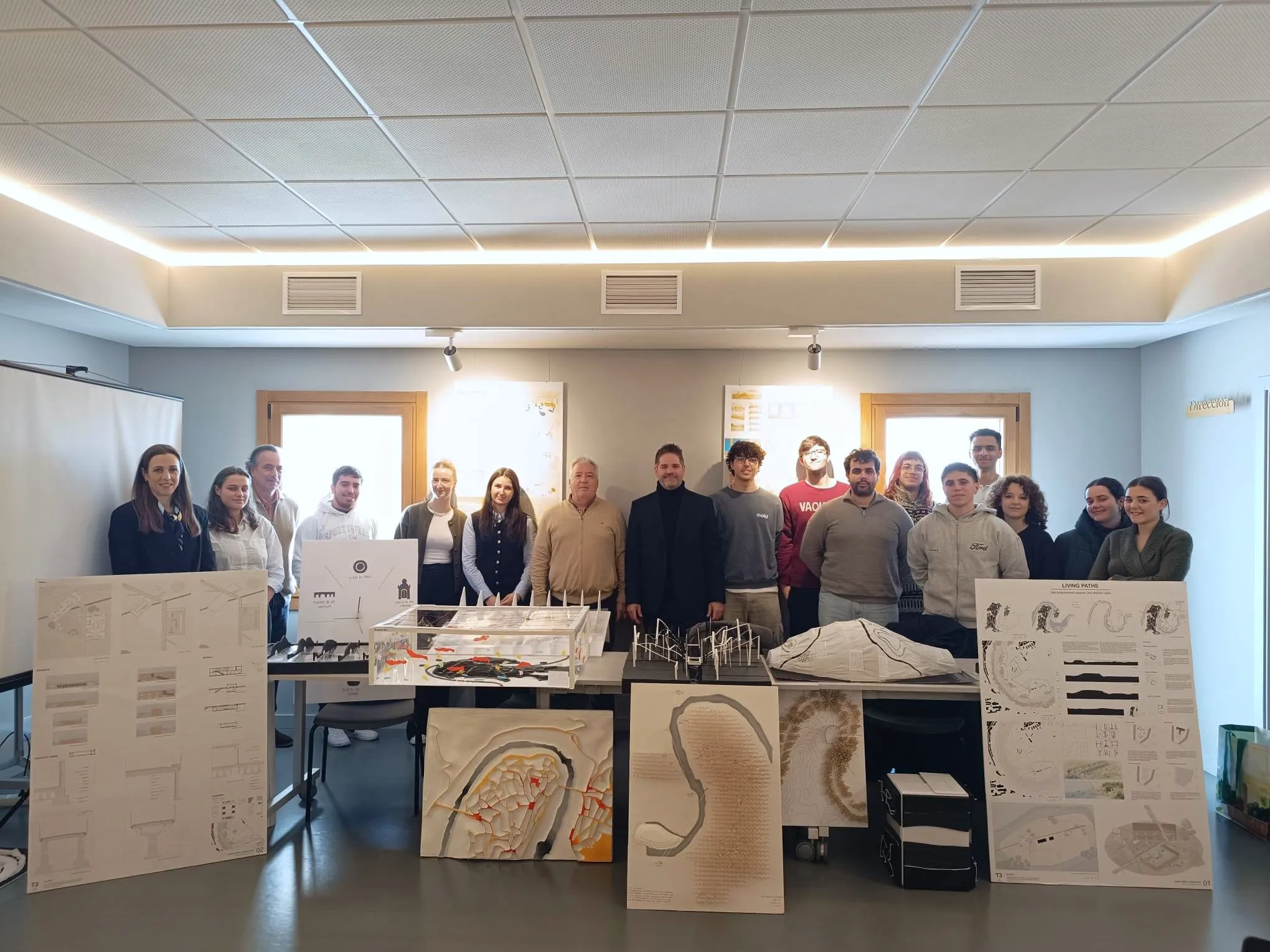 Antonio Javier Casado Morente, junto al alumnado de la Universidad de Sevilla, durante la presentación de propuestas para la mejora del entorno del río Guadalquivir en Montoro.